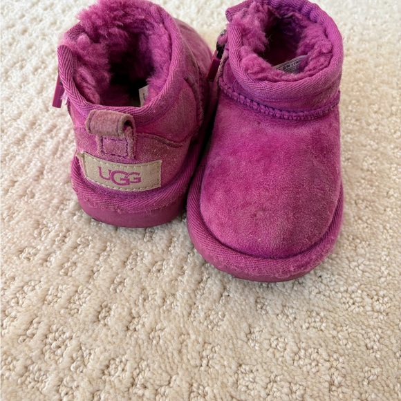 C6 Girls UGG Kids Pink Boots Mini - Picture 1 of 5